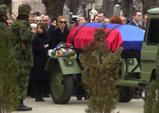 Удовица Зорана Ђинђића Ружица и ћерка Јована у погребној поворци