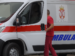 Ученик средње школе у Богатићу испао кроз прозор током наставе, са тешким повредама упућен у Београд