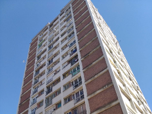 Мушкарац скочио са солитера у Ужицу,  у болницу превезен у тешком стању