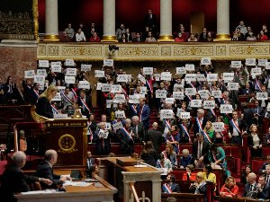Француска влада "за длаку" преживела гласање о неповерењу, најављени нови протести