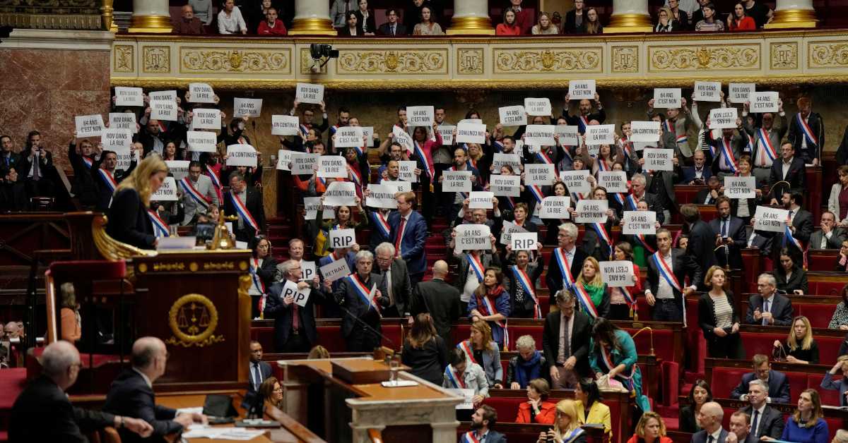 Француска влада "за длаку" преживела гласање о неповерењу, најављени нови протести