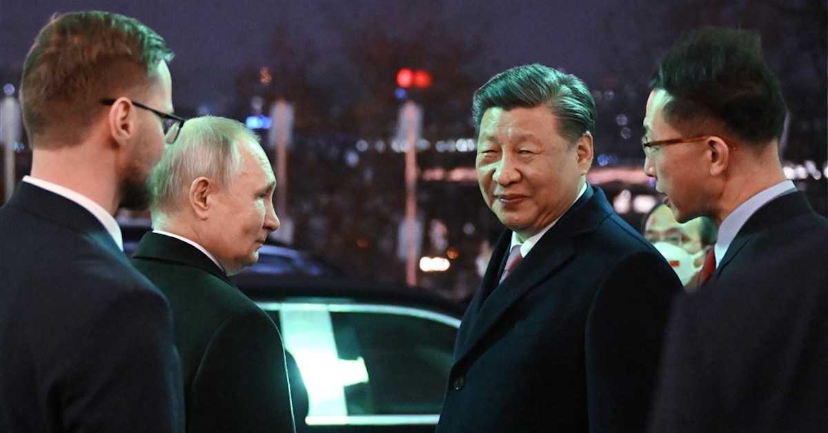 Си Ђинпинг и Путин на растанку: Кад смо заједно ми покрећемо промене (EPA-EFE / GRIGORY SYSOEV) Си Ђинпинг и Путин на растанку: Кад смо заједно ми покрећемо промене