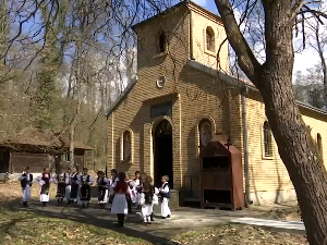 Мештанима Поповића код Краљева комшије помажу да подигну цркву 