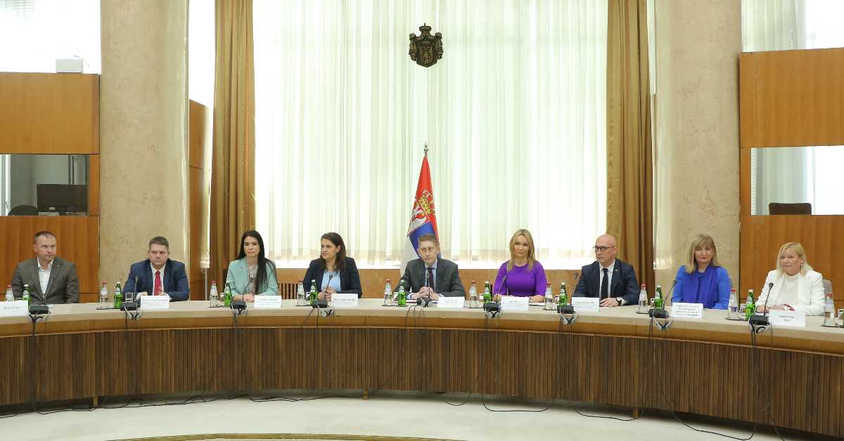 Мартиновић потписао уговоре са 43 градоначелника - 578 милиона динара за пројекте широм земље (Glo Foto Video Studio ) Мартиновић потписао уговоре са 43 градоначелника - 578 милиона динара за пројекте широм земље