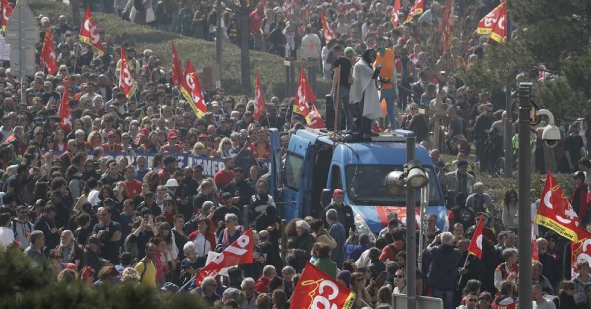 Запаљена Градска скупштина Бордоа - протести у Француској се настављају