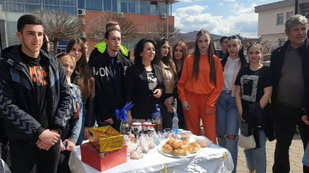 Доручак са гимназијалцима