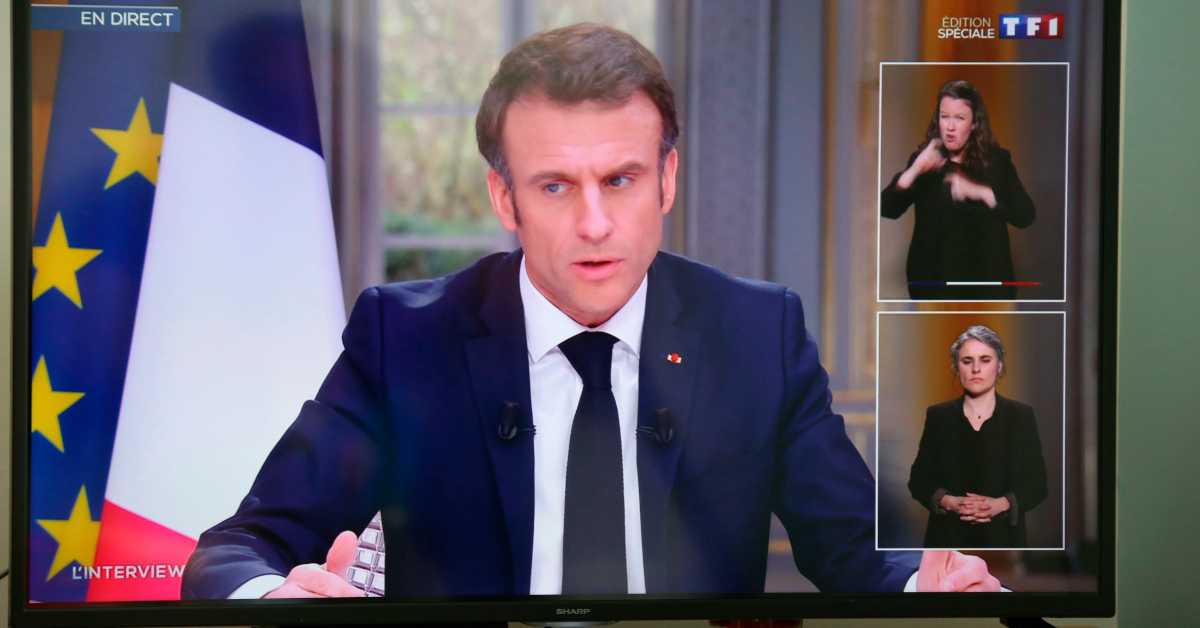 Тренутак када је Макрон скинуо спорни сат током гостовања на телевизији Тренутак када је Макрон скинуо спорни сат током гостовања на телевизији