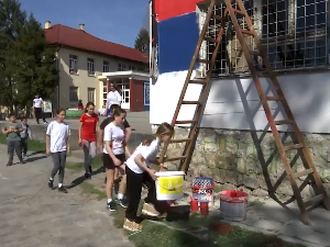 Лознички ђаци у радној акцији, сами сређују напуштену зграду за кабинет
