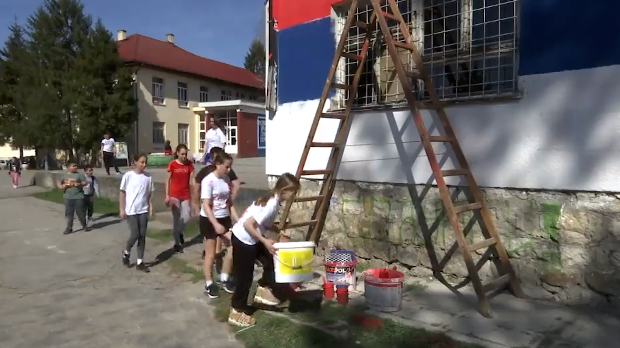 Лознички ђаци у радној акцији, сами сређују напуштену зграду за кабинет