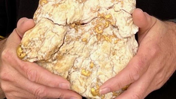 „Жена ће бити срећна“ – Аустралијанац пронашао џиновски грумен злата вредан 160.000 долара (Lucky Strike Gold) „Жена ће бити срећна“ – Аустралијанац пронашао џиновски грумен злата вредан 160.000 долара