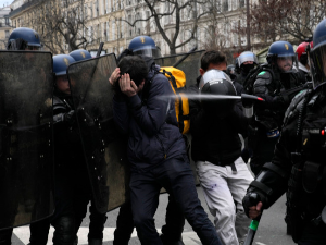 Демонстрације против пензионе реформе и протести жутих прслука, сличности и разлике 