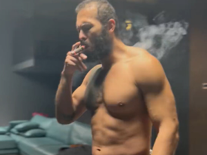 Ендру Тејт са цигаретом у соби након пребацивања у кућни притвор: Морамо да победимо шејтана