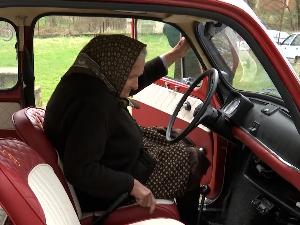 Како унук Јован учи бака Винку у деветој деценији да вози