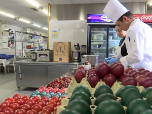 Јаја се кувају у казанима, а боје по бакиним рецептима – како угоститељи у Врњачкој Бањи дочекују 20.000 гостију за Ускрс 