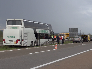 Аутобус који је превозио децу ударио у банкину код Баточине, позлило возачу