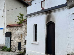 Полиција открила три малолетне особе за паљење врата цркве у Призрену