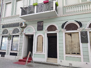 Након приче РТС-а уклоњена табла коцкарнице са куће Светозара Милетића у Новом Саду