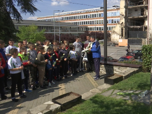 Деца спортских клубова са КиМ положила руже испред споменика "Зашто"