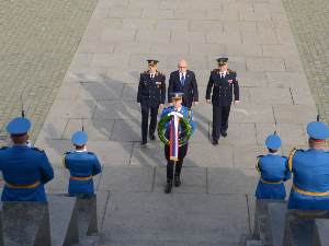 Вучевић положио венац на Споменик незнаном јунаку 