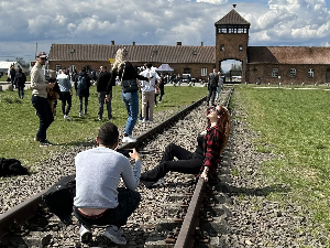 Насмејана туристкиња на шинама у Аушвицу изазвала бурне реакције