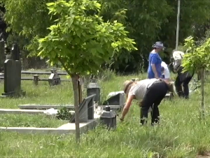Побусани понедељак – на гробља се износе фарбана јаја