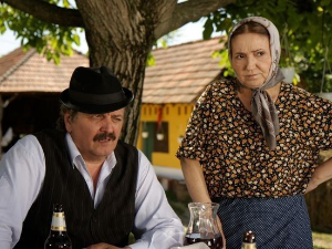 Село гори а баба се чешља