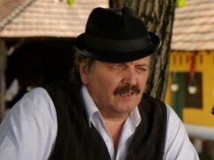 Село гори а баба се чешља