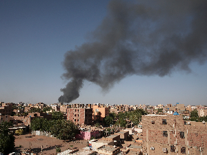 Картум поново на удару – изасланик УН буди наду Суданцима, САД обавиле прву евакуацију својих држављана 