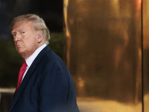 Трамп приватним авионом одлетео у Њујорк, у уторак излази пред суд