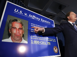 Трамп потписао закон којим се Министарству правде налаже да објави Епстиновe досијее