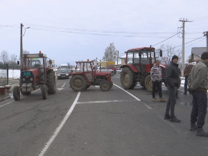 Протест млекара, блокирали путеве који воде ка Краљеву, Крагујевцу и Чачку