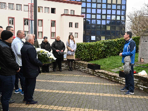 Представници екипа јавних медијских сервиса положили венац на споменик "Зашто?"