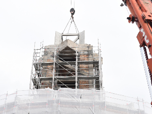 Монтиран део торња на Централној кули Меморијалног центра Старо Сајмиште