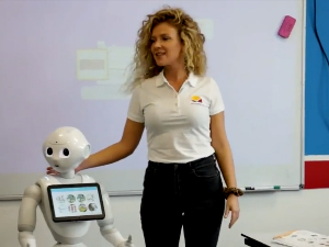 Робот Ема за РТС открива како помаже ученицима у београдским школама