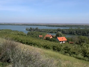 Приобаље би требало да буде јавно, али су неки уписали приватне плацеве на самој обали Саве