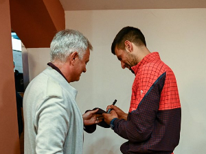 Ђоковић даје аутограм Мурињу