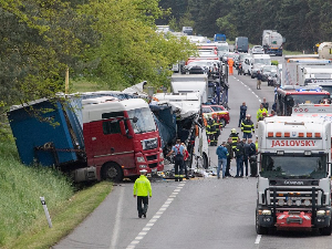 Судар камиона и аутобуса у Словачкој – погинула једна особа, повређено 55