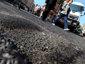 „Мисле да сам идиот“ – италијански пензионер кажњен са 900 евра јер је поправио рупу на путу