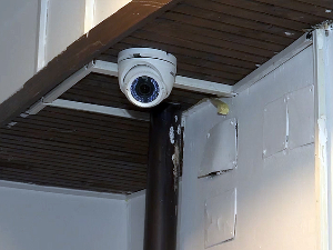 Крађа бицикала и саксија са цвећем по зградама  – да ли је видео-запис доказ за суд