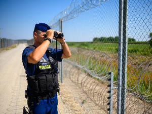 Мађарска, ухапшен држављанин Србије који је превозио илегалне мигранте
