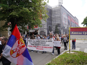 Радници Клинике "Лаза Лазаревић" предали захтев Влади за разрешење директорке