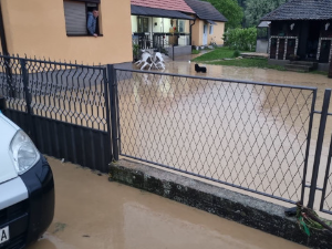 Обилне падавине донеле поплаве, евакуисане три особе