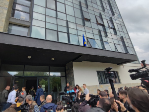 Косовска застава на прозору зграде Општине Северна Митровица, Ерден Атић положио заклетву 