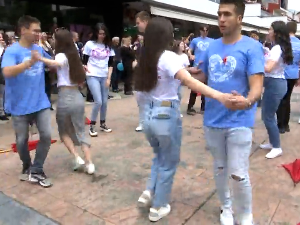 Матуранати из Европе и десетак градова Србије у подне плесали традиционални кадрил