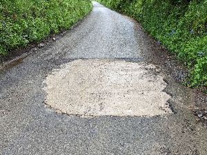 Британски мистериозни одметник – полиција га јури јер попуњава рупе на путу