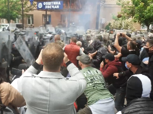 КФОР насилно разбија протест у Звечану, има повређених