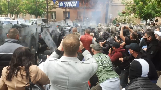 КФОР насилно разбија протест у Звечану, има повређених
