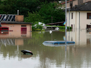 Обилне поплаве на северу Италије, поплављена насеља - погинуле две особе