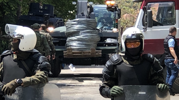 На северу КиМ мирно – Кфор око зграде Oпштине у Звечану, грађани завршили протест и најавили наставак за јутро