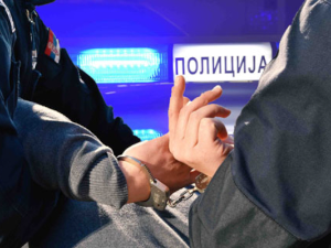 Одређено задржавање двојици осумњичених за насилничко понашање и злостављање 